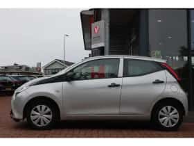 Toyota Aygo (2022) thumbnail 2