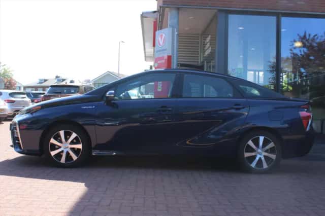Toyota Mirai (2016) thumbnail 2