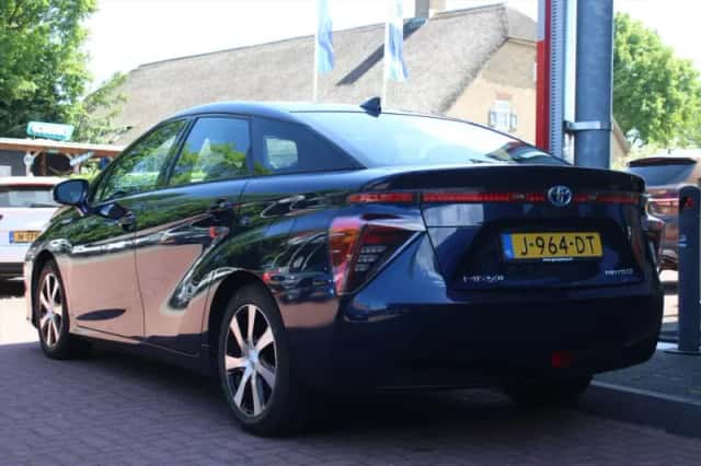 Toyota Mirai (2016) thumbnail 3