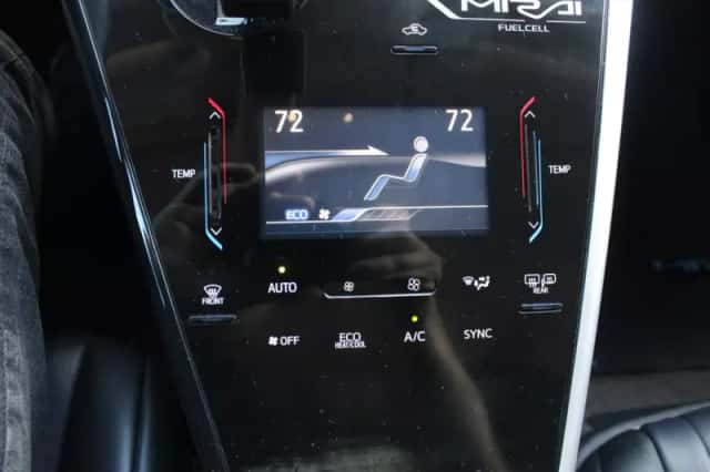Toyota Mirai (2016) thumbnail 10