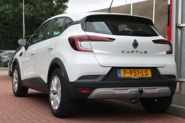 Renault Captur (2022) thumbnail 3