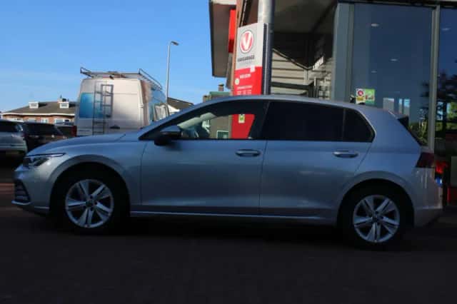 Volkswagen Golf (2022) thumbnail 2