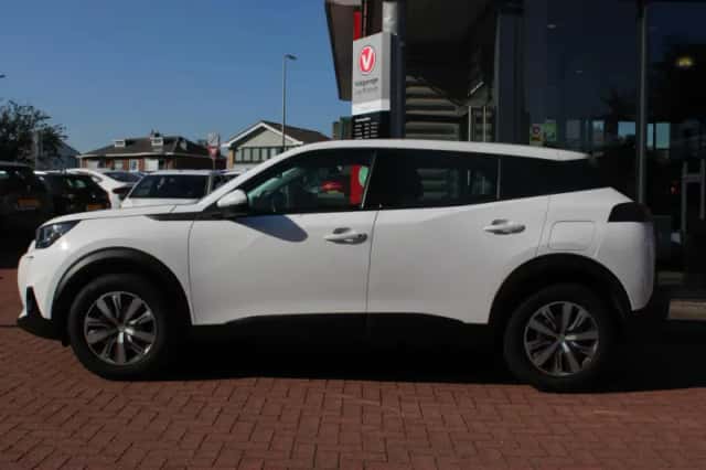 Peugeot 2008 (2021) thumbnail 2