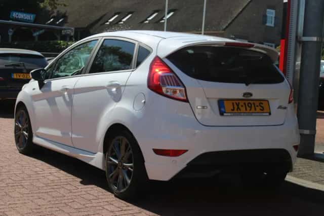 Ford Fiesta (2016) thumbnail 3