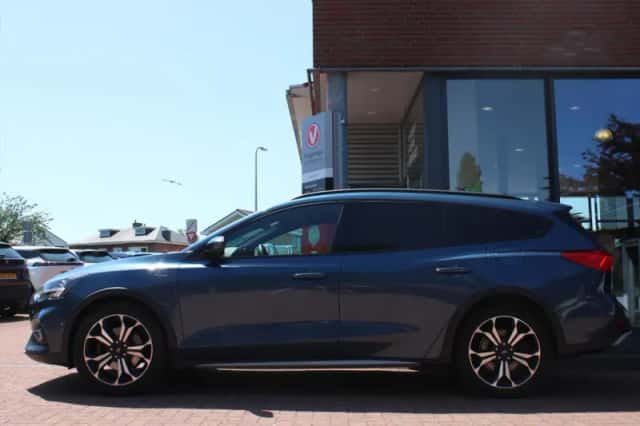 Ford Focus (2021) thumbnail 2