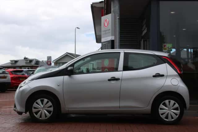 Toyota Aygo (2022) thumbnail 2