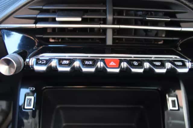 Peugeot 2008 (2021) thumbnail 11
