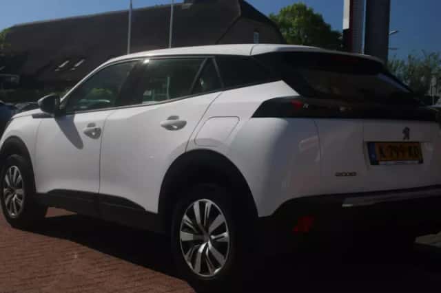 Peugeot 2008 (2021) thumbnail 3