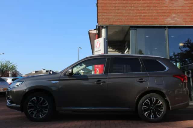 Mitsubishi Outlander (2017) thumbnail 2