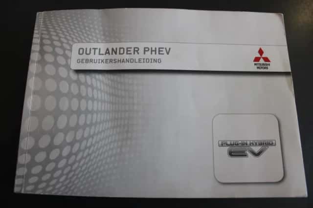 Mitsubishi Outlander (2017) thumbnail 18
