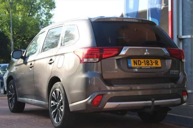 Mitsubishi Outlander (2017) thumbnail 3