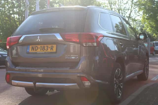 Mitsubishi Outlander (2017) thumbnail 5