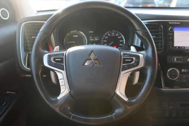 Mitsubishi Outlander (2017) thumbnail 8
