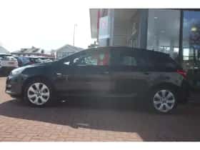 Opel Astra (2013) thumbnail 2