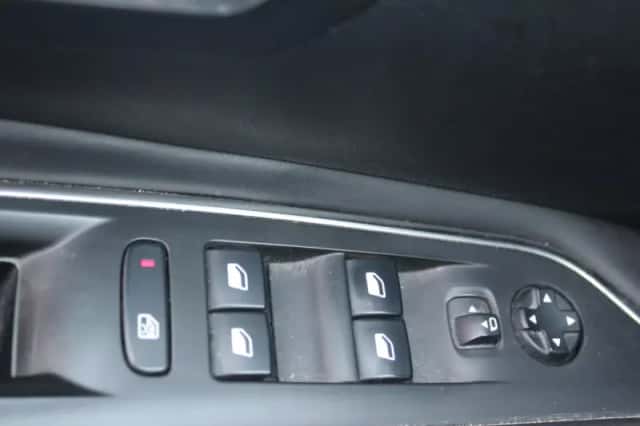 Peugeot 3008 (2018) thumbnail 12