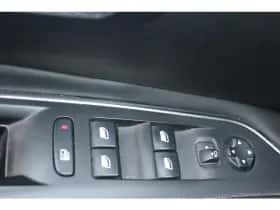 Peugeot 3008 (2018) thumbnail 12