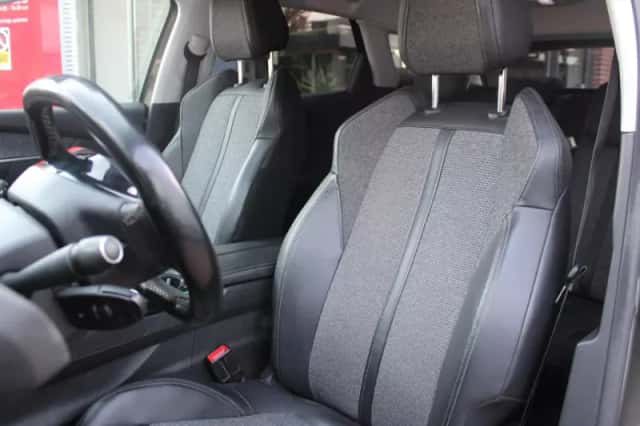 Peugeot 3008 (2018) thumbnail 13