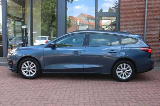 Ford Focus (2022) thumbnail 2