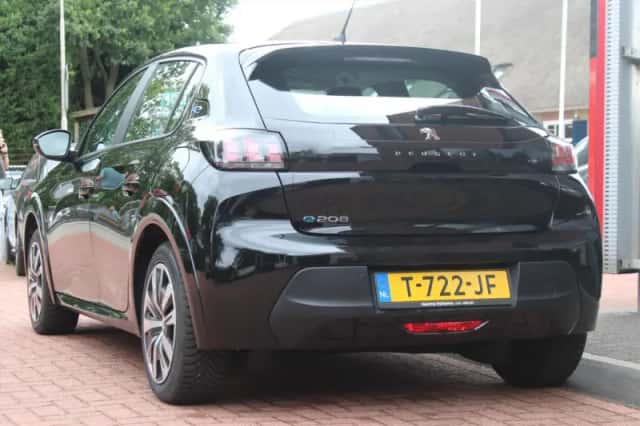 Peugeot e-208 (2023) thumbnail 4