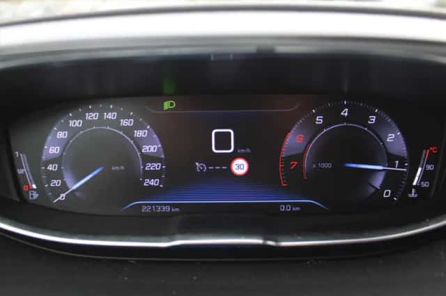 Peugeot 3008 (2019) thumbnail 9