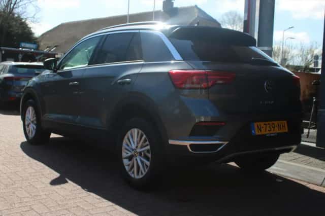Volkswagen T-Roc (2021) thumbnail 3