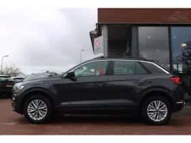 Volkswagen T-Roc (2021) thumbnail 2