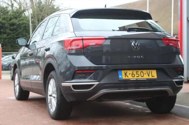Volkswagen T-Roc (2021) thumbnail 3