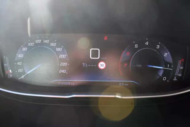 Peugeot 3008 (2018) thumbnail 13