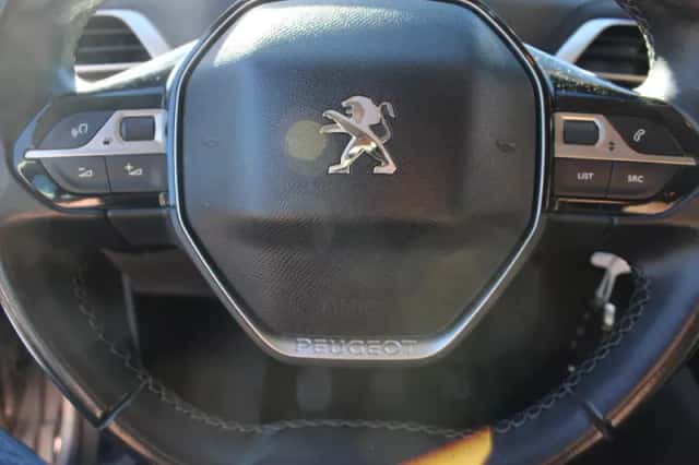 Peugeot 3008 (2018) thumbnail 14