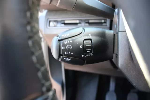 Peugeot 3008 (2018) thumbnail 15