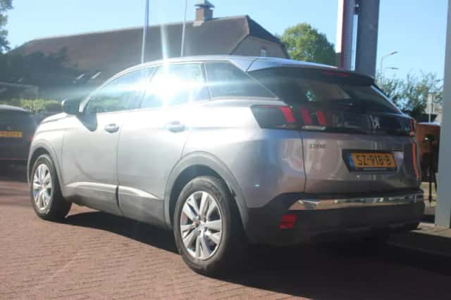 Peugeot 3008 (2018) thumbnail 3