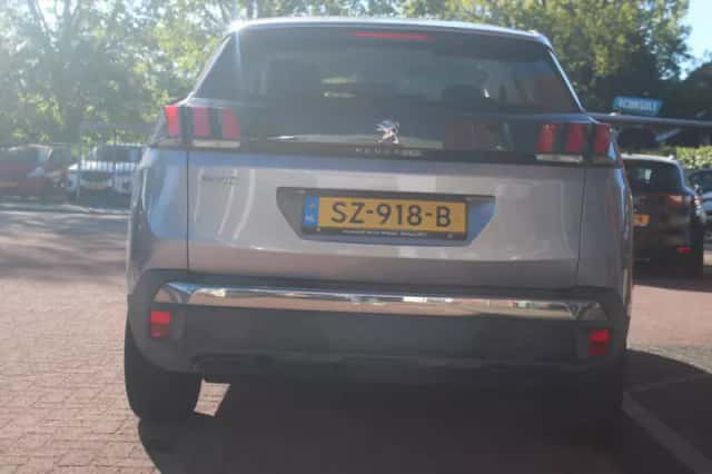 Peugeot 3008 (2018) thumbnail 4