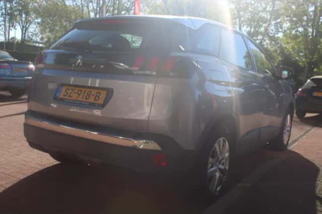 Peugeot 3008 (2018) thumbnail 5