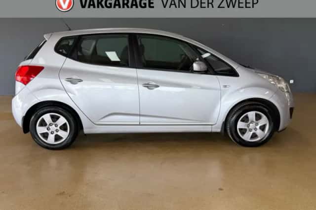 Kia Venga (2010) thumbnail 4