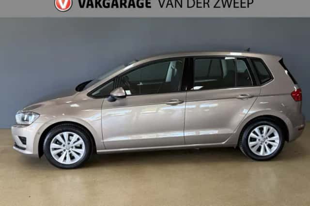 Volkswagen Golf (2016) thumbnail 2