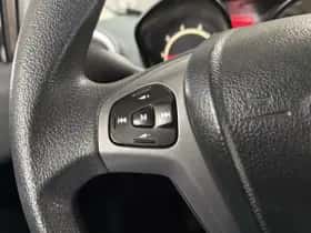 Ford Fiesta (2010) thumbnail 13