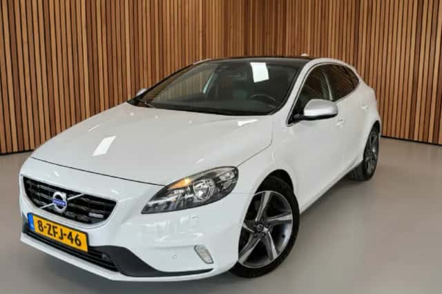 Volvo V40 (2015) thumbnail 1