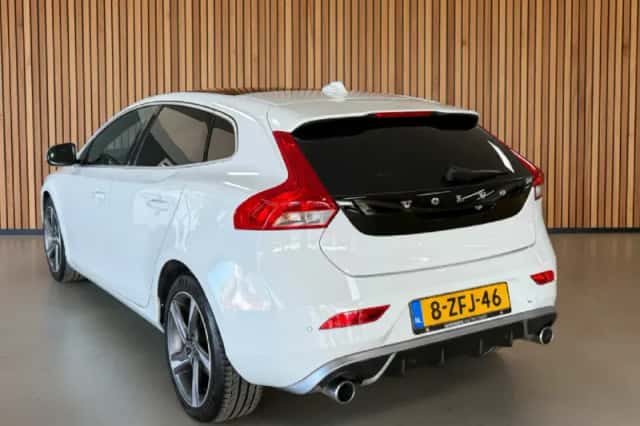 Volvo V40 (2015) thumbnail 3