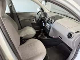 Ford Fusion (2004) thumbnail 8