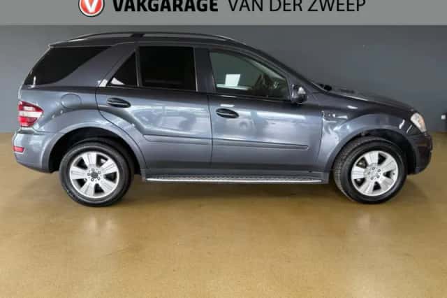 Mercedes-Benz ML-Klasse (2010) thumbnail 4