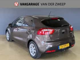 Kia Rio (2012) thumbnail 3