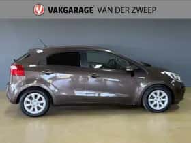 Kia Rio (2012) thumbnail 5