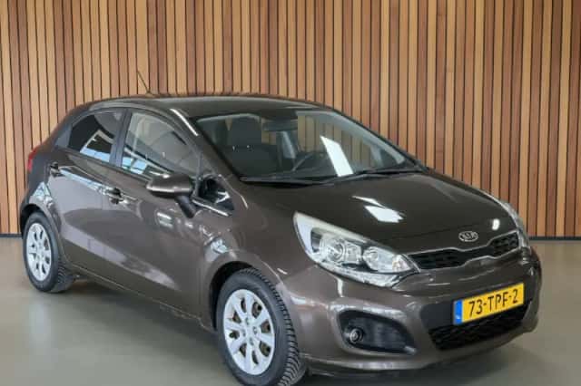 Kia Rio (2012) thumbnail 2