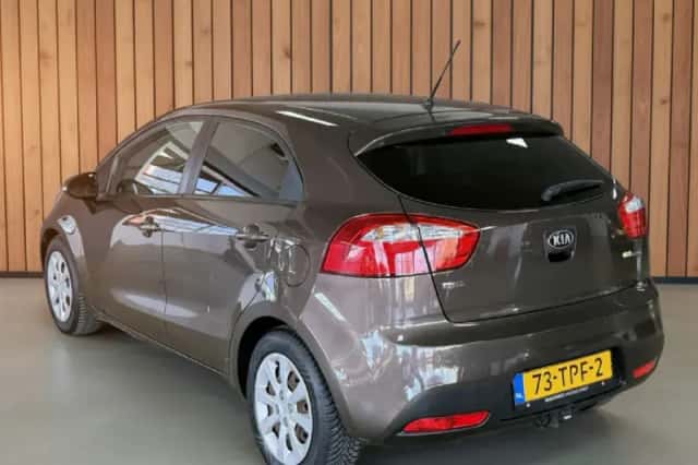 Kia Rio (2012) thumbnail 3