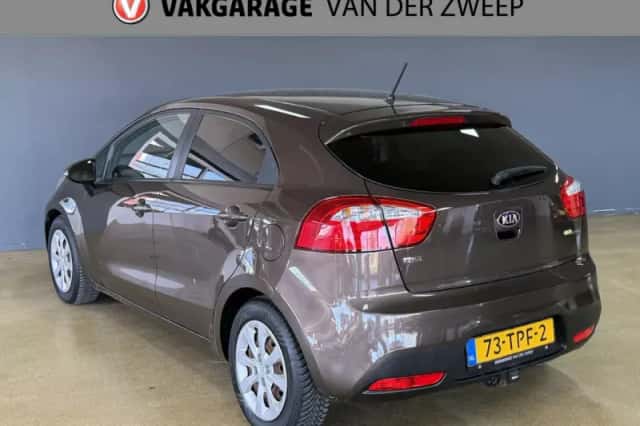 Kia Rio (2012) thumbnail 3