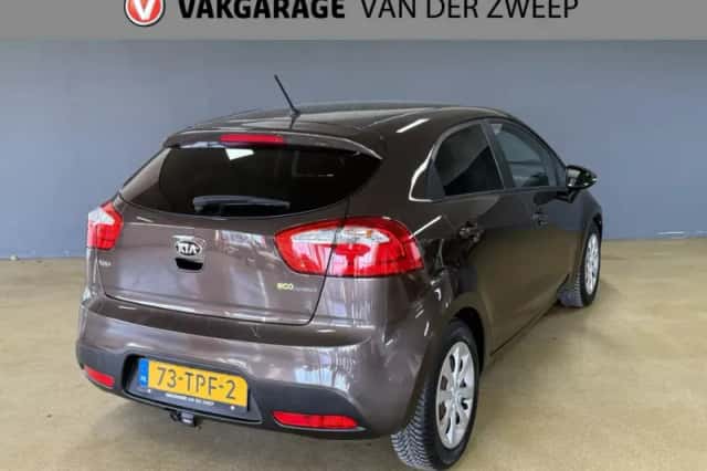 Kia Rio (2012) thumbnail 4