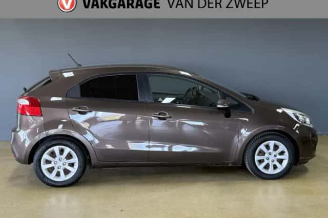 Kia Rio (2012) thumbnail 5