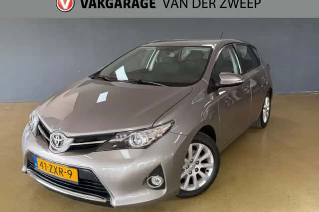 Toyota Auris (2013) thumbnail 1