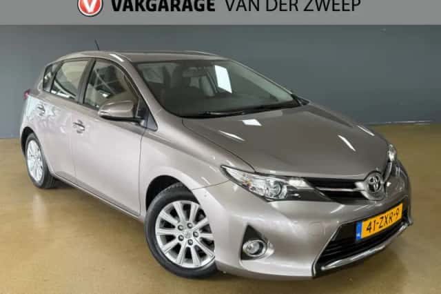 Toyota Auris (2013) thumbnail 2