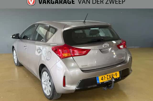 Toyota Auris (2013) thumbnail 3